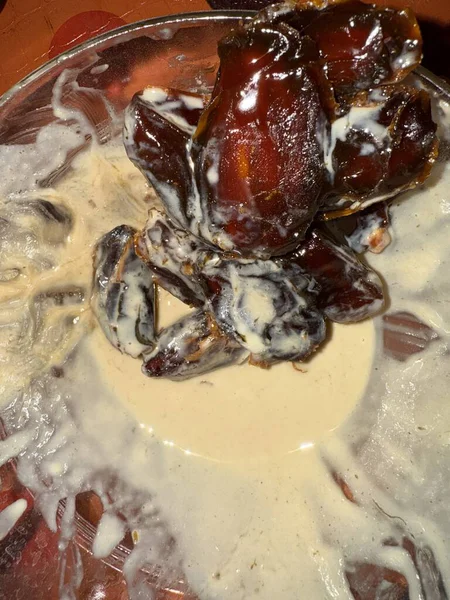 Cam kasede tahini sosuyla kaplı hurmalar. Yemekleri yakın çekim..