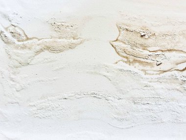 Kalıplı, açık beyaz ya da bej bir yüzeye yakın plan. Renk ve dokuda desenler ve ince farklar vardır..