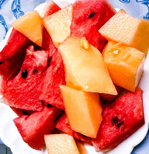 Renkli bir tabak küp karpuz ve kavun. Taze, ferahlatıcı ve enerjik.!