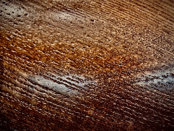Dokulu yüzeyin soyut yakın çekimi. Kahverengi ve beyaz çizgiler çapraz çizgiler oluşturarak organik ve dünyevi bir desen oluşturur..