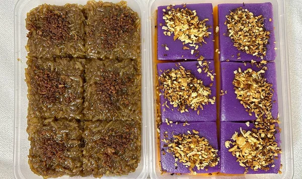 İki kutu Filipinli tatlı: Biko (yapışkan pirinç keki) latik ve Ube Halaya (mor yer elması reçeli) hindistan cevizi telli.