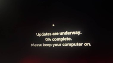 Bilgisayar ekranı güncelleme sürecini gösteriyor. Gelişmeler devam ediyor. % 0 tamamlandı. Lütfen bilgisayarınızı açık tutun..