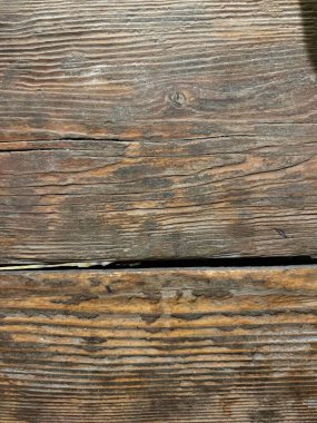 Yıpranmış ahşap kalaslara yakın çekim. Tanecikler ve dokular son derece görünür..