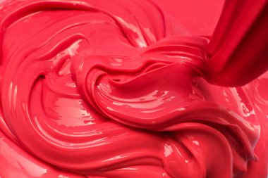 Pürüzsüz kıvrımları ve parlak bir yüzeyi olan parlak kıvrımlı kırmızı bir balçık. Özgeçmiş, reklam, doku ya da yiyecek ve güzellik ürünleri için mükemmel.