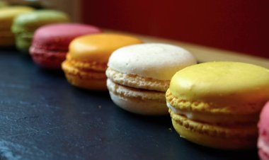 Çeşitli küçük Fransız badem kurabiyeleri, canlı renkler, narin dokular ve baştan çıkarıcı tatlı bir cazibe içeriyor..