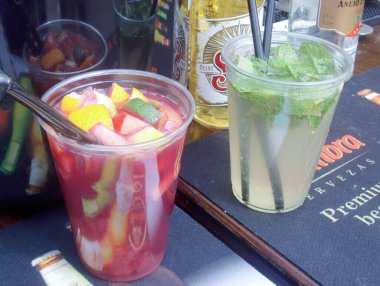 Canlı Mojito ve Pimm 'in taze malzemelerle dolu kokteylleri Leeds' teki hareketli bir açık hava yemek festivalinde eğlendi..