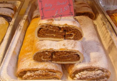 Manchester Noel Pazarı 'nda sergilenen bol şekerli, kahverengi fındıklı meyveli çörekler..