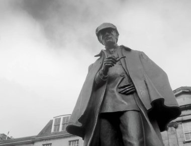 İskoçya, Edinburgh 'daki Sherlock Holmes heykelinin dramatik siyah beyaz manzarası..