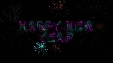 Mutlu bir yeni yıl kutlamasını canlandırdı. Gece gökyüzünde renkli havai fişeklerle 4K 'da.