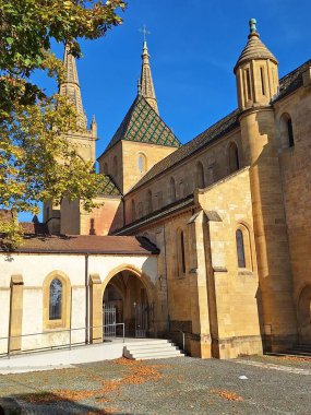 İki göl arasındaki güzel bir dağ kasabasının muhteşem manzarası - Interlaken, İsviçre