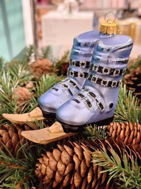 Bu güzel tasarlanmış süslemelerle Noel kutlamalarına biraz zarafet ve neşe katın. Ağacınızı, çelenklerinizi ya da şenlik masanızı süslemek için mükemmel. Evinize rahat ve lüks bir tatil havası katıyor..