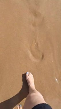 Teresitas - Tenerife 'deki Golden Beach / Teresitas Tenerife' deki altın rüya plajı, turkuaz su ve görkemli dağ manzarası arasında parıldıyor..