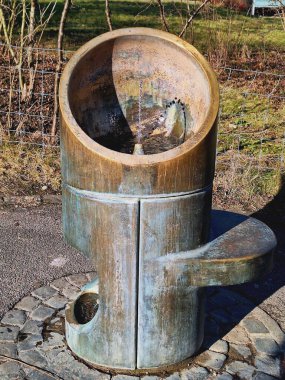 Zuerich 'ten şehrin parkındaki eski su kuyusu.