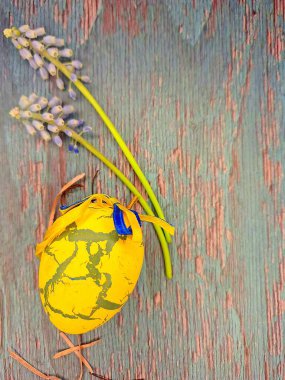 Çeşitli ahşap arka planda kırsal Paskalya süsleri ve yumurtalar. Renkli Paskalya yumurtaları ve kırsal sepetlerdeki dekorasyonlar