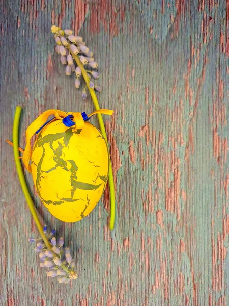 Çeşitli ahşap arka planda kırsal Paskalya süsleri ve yumurtalar. Renkli Paskalya yumurtaları ve kırsal sepetlerdeki dekorasyonlar