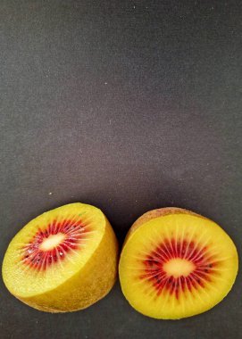 Siyah ve beyaz, kırsal arka planda Kivi meyvesi.