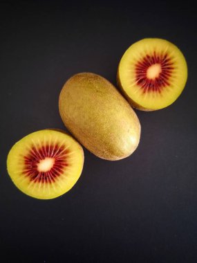 Arka planda farklı bir sepetteki Kivi meyvesi. Sağlıklı yiyecekler. Sağlıklı gıda konsepti