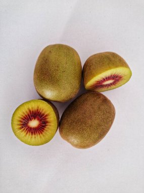 Arka planda farklı bir sepetteki Kivi meyvesi. Sağlıklı yiyecekler. Sağlıklı gıda konsepti