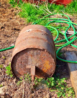 Çiftliğin yeni romantik, bahar renklerinde ve çiçekli sayfası. Doğa. Ziraatin mekanik ritmi uyandi. İlkbaharda verimli toprak ekimi ve hasat için modern tarım teknolojisi.