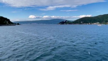 Güzel bir manzara, sakin sular, yemyeşil tepeler ve huzur ortamları için mükemmel mavi bir gökyüzü..