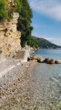 Sakin deniz sığınağı, doğayla çevrili huzurlu kayalık körfez, yeşil manzaralı ve sakin sular, sakin okyanus manzaralı ve yemyeşil kireç taşı sahili