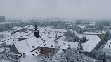 Karla Kaplanmış Çatılar ve Kilise Çanı, Hava Aracı Belgrad 'ın Tarihi Bölgesi' nde Süzülüyor, Sessiz Gökyüzü