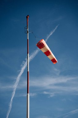 Açık Mavi Gökyüzüne Karşı Kırmızı ve Beyaz Rüzgâr Çorabı