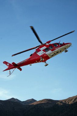İsviçre Kurtarma Helikopteri Alp Dağlarının Üzerinde Uçuyor