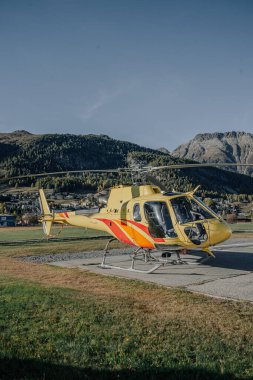 Sarı Helikopter İsviçre Alplerindeki havaalanına park etti.