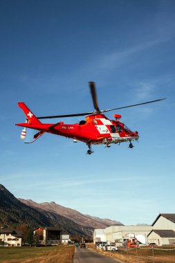 İsviçre Kurtarma Helikopteri Alp Dağlarının Üzerinde Uçuyor