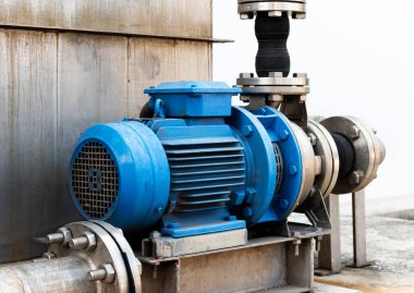 Üretim sürecine soğuk su aktarımı için boru hattı sistemi motoru