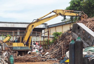 Geri dönüşüm fabrikasında sarı kazıcı