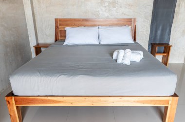 Yatak odasında tek kişilik yatak.