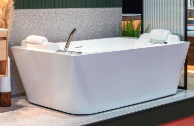 Banyoda büyük beyaz bir banyo.