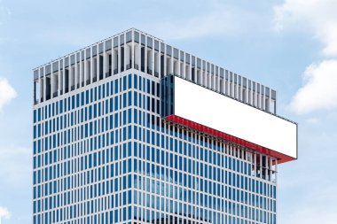 Bina üzerinde beyaz yatay geniş LED reklam panosu oluşturun. Model için yol kırpılıyor