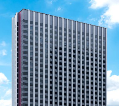 Mavi gökyüzü arka planlı modern kule binası