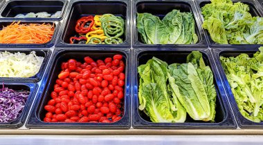 Açık büfede renkli sebze salatası