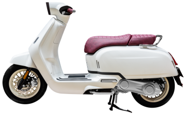Yan görünüm beyaz klasik scooter