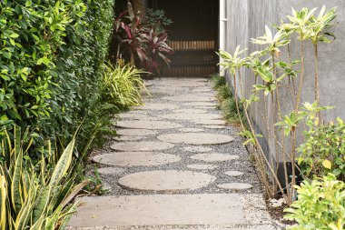 Taş blok yolu, bahçedeki çakıl taşı zemininde