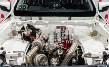 Beyaz kamyon dizel motoru özelleştirerek kaputu aç