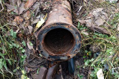 Endüstriyel kanalizasyondan atık su borusu