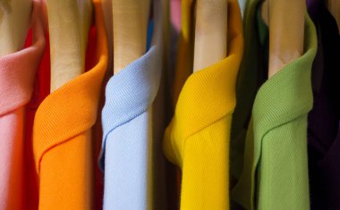 Askıda asılı bir sürü renkli gömlek