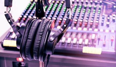 Ses kontrol odasında karıştırıcı geçmişi olan tripoddaki kulaklık..