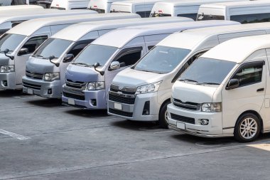 Galeride park edilmiş ikinci el minibüs