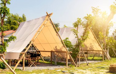 Çimlerin üzerinde çadır.