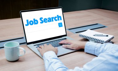 İş adamı elinizi klavye dizüstü bilgisayarına koyup mesaj Araması ve simge aramasını görüntüleyin