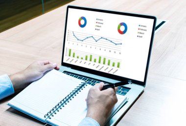 Not defterine not almak için dizüstü bilgisayarın el ele tutuşma slayt sunumunu göster