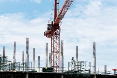 İnşaat alanında mavi gökyüzü arka planına sahip kule inşaat vinci