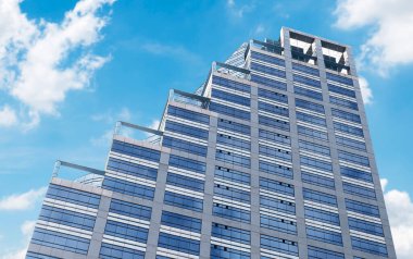 mavi gökyüzü arka plan ile modern ofis binası