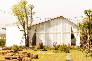 Küçük beyaz ev ve bahçe manzarası